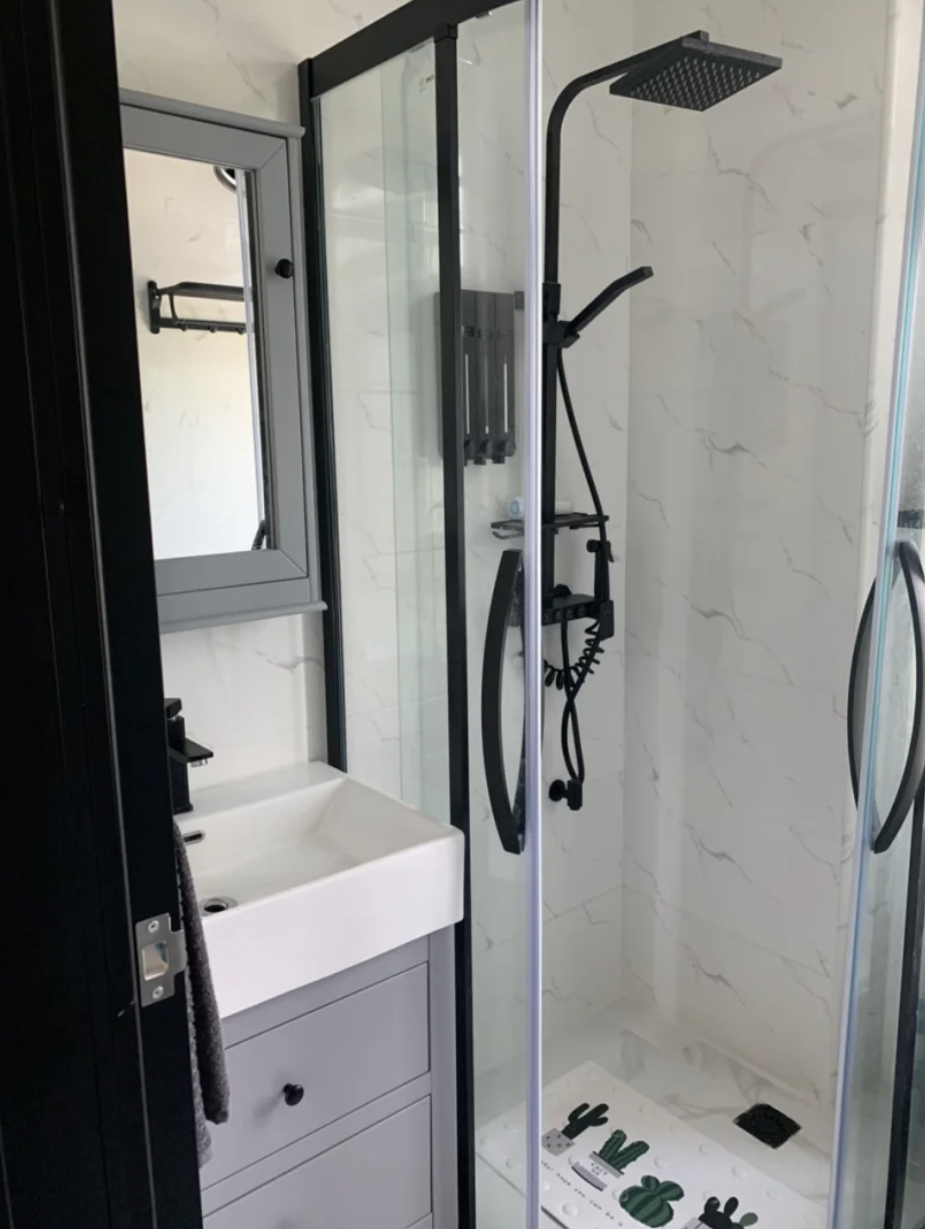 卫生间太小放不了卫浴柜,卫生间太小放不下浴缸