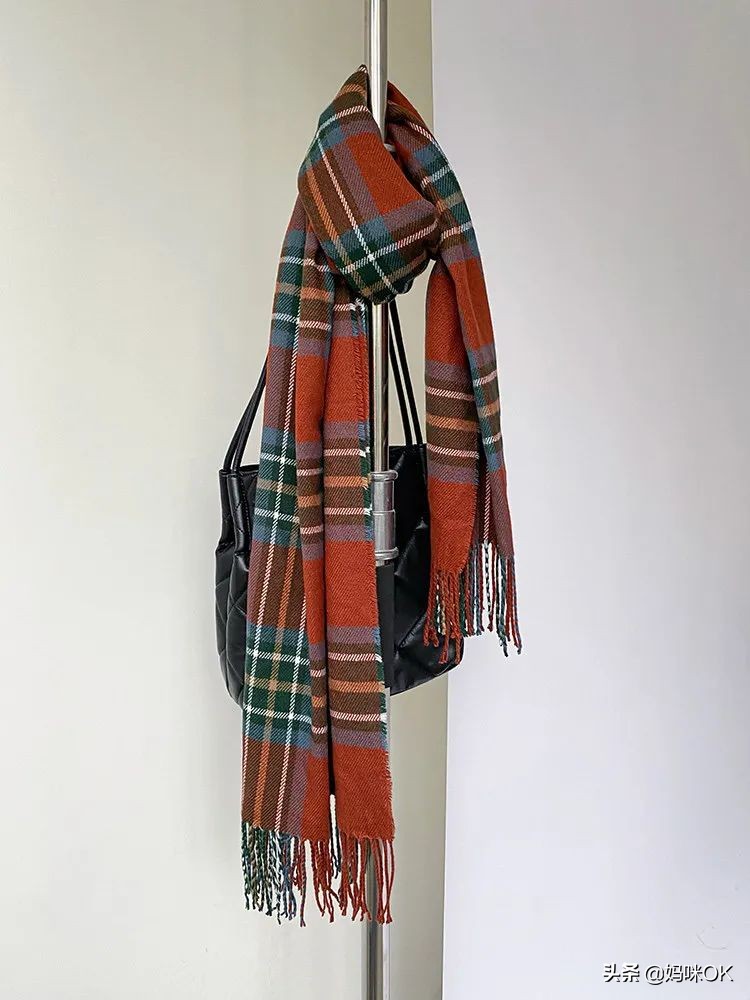 几种很火的围巾的新系法,比较短的围巾系大法