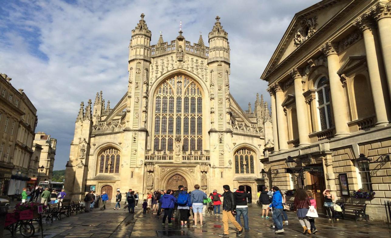 巴斯温泉小镇在哪里,巴斯温泉小镇