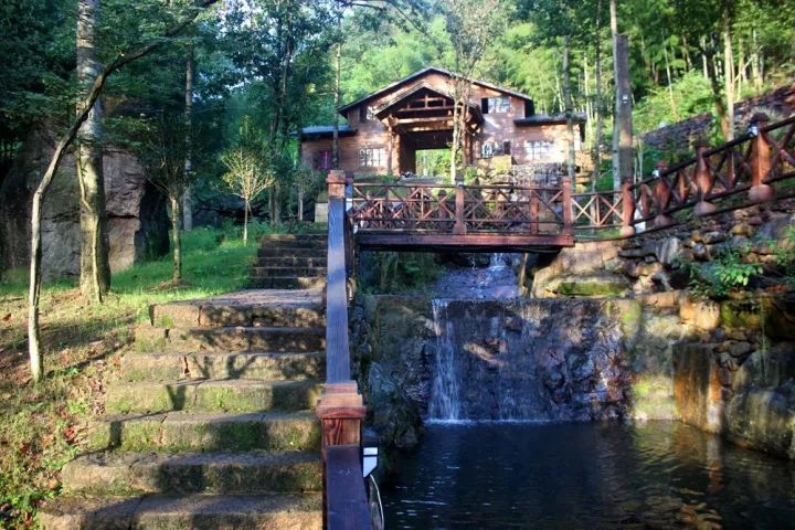 十大悬崖玻璃栈道景点,有瀑布有山还有玻璃栈道的景区