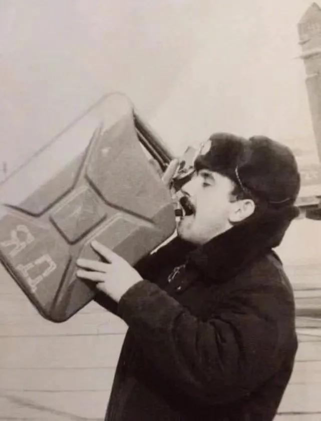 俄罗斯士兵喝酒撞机场护栏,俄罗斯士兵醉酒撞护栏