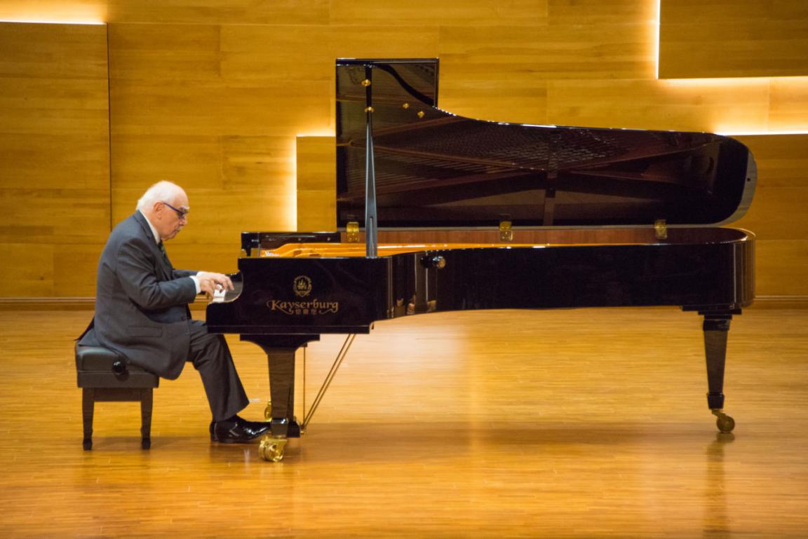 家里钢琴摆放真实图片,客厅摆放钢琴最佳位置