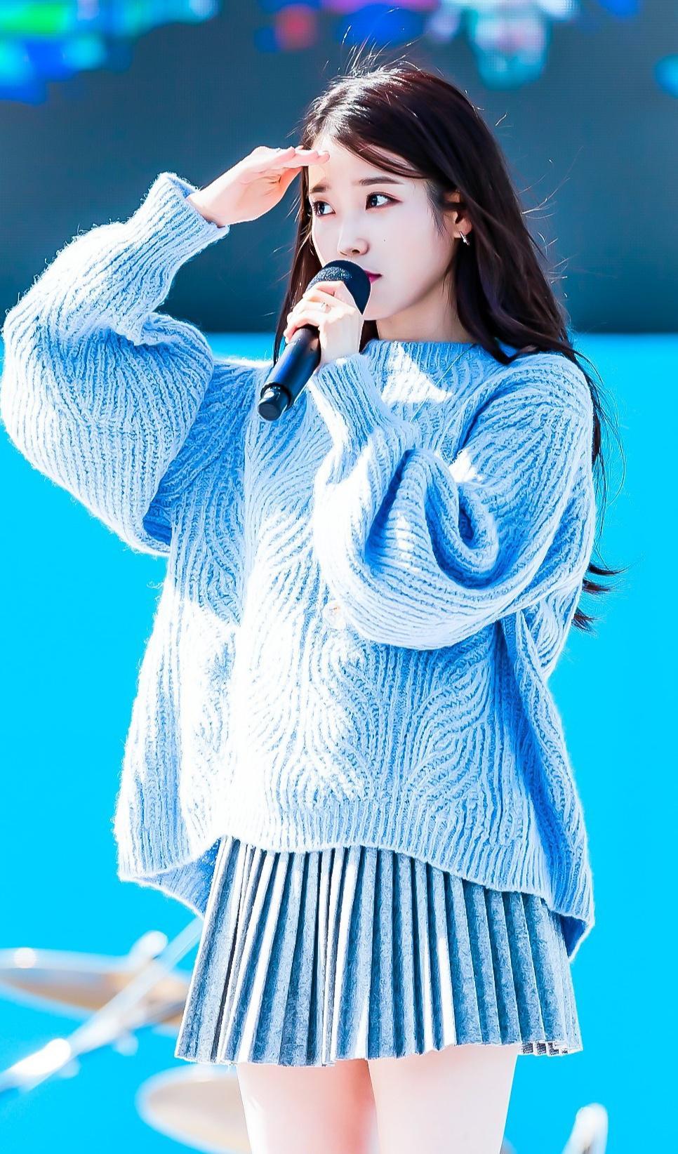 IU李智恩现身米兰，身穿军绿色风衣，是印象中的初恋脸没错了