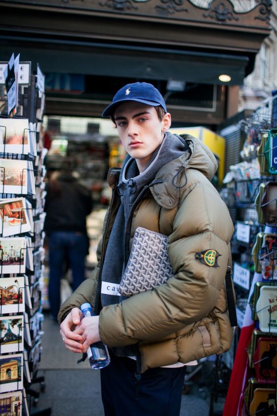 这个冬天很冷需要一件羽绒服,这个季节真的很需要羽绒服暖身