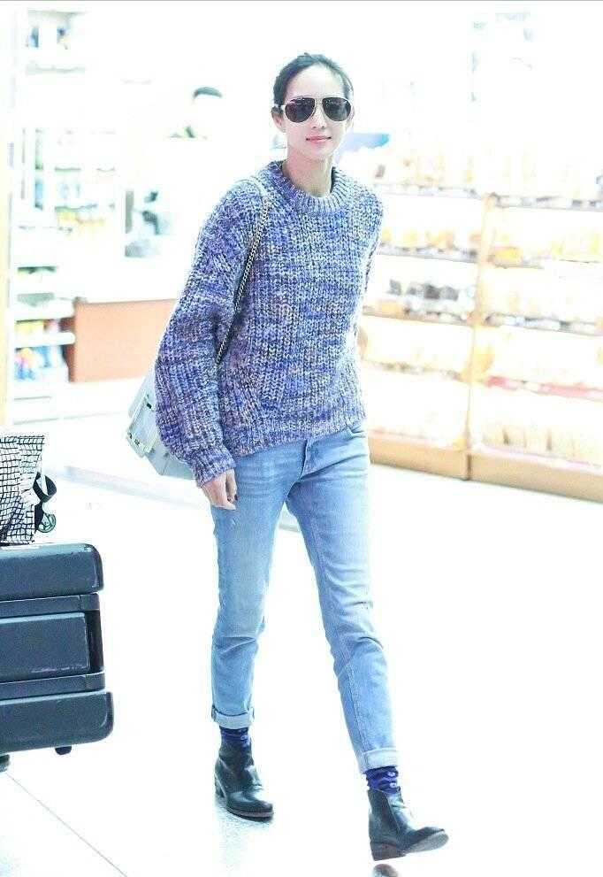 张钧甯高级感无敌了，穿深V领吊带连衣裙亮相，气质独特惊呆路人