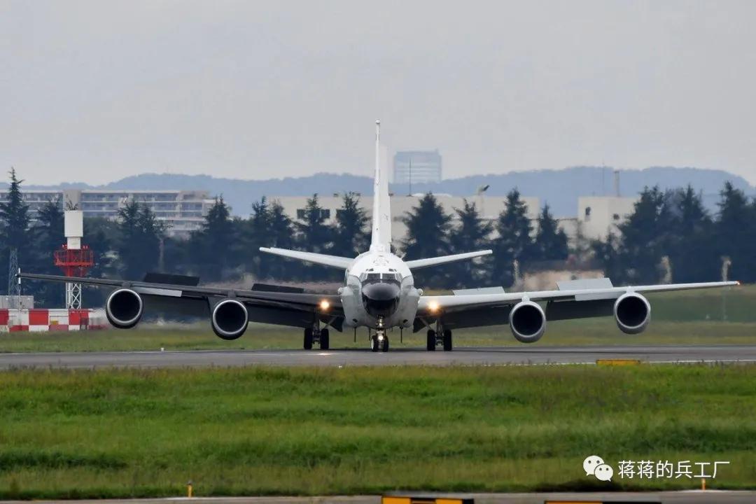 美国空军rc-135起飞,rc135s导弹侦察机背部鼓包