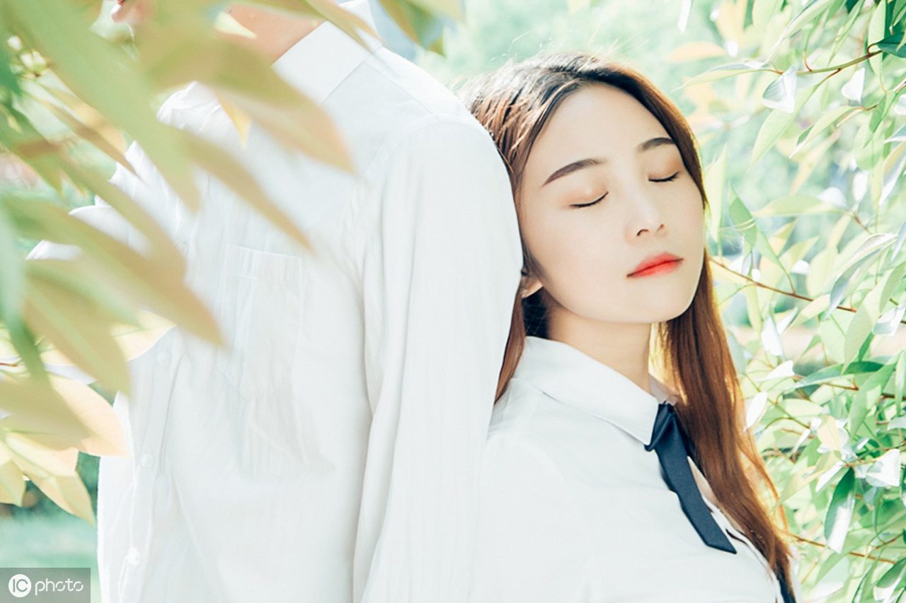 为了调查丈夫出轨,她买了46瓶Gucci香水送给他身边的每一个女人