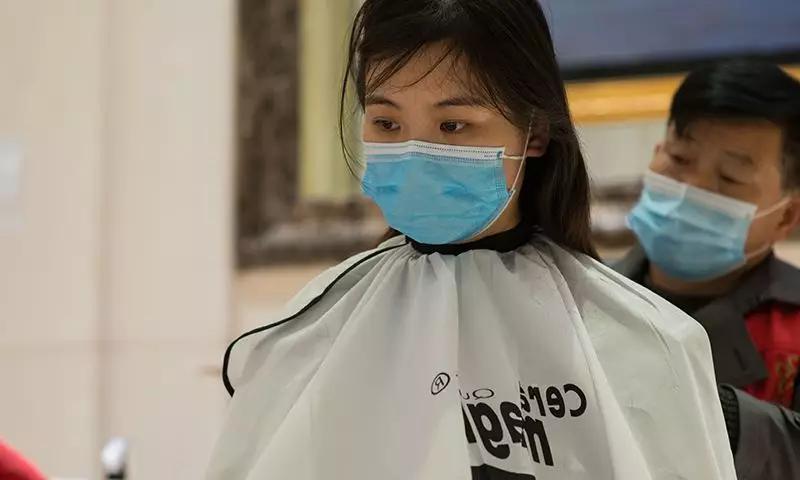 武汉开锁匠上门喂猫外卖员,武汉开锁师傅24小时上门电话