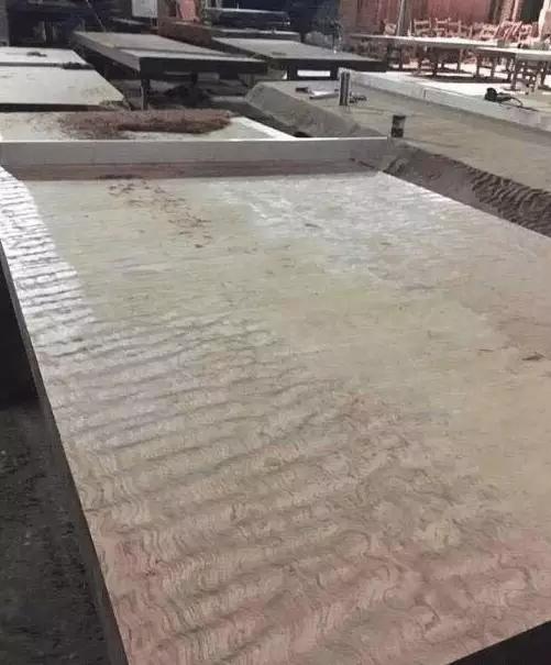 暗访广东天价大板生产基地,原料全是称斤拉木头,富豪还排队来买