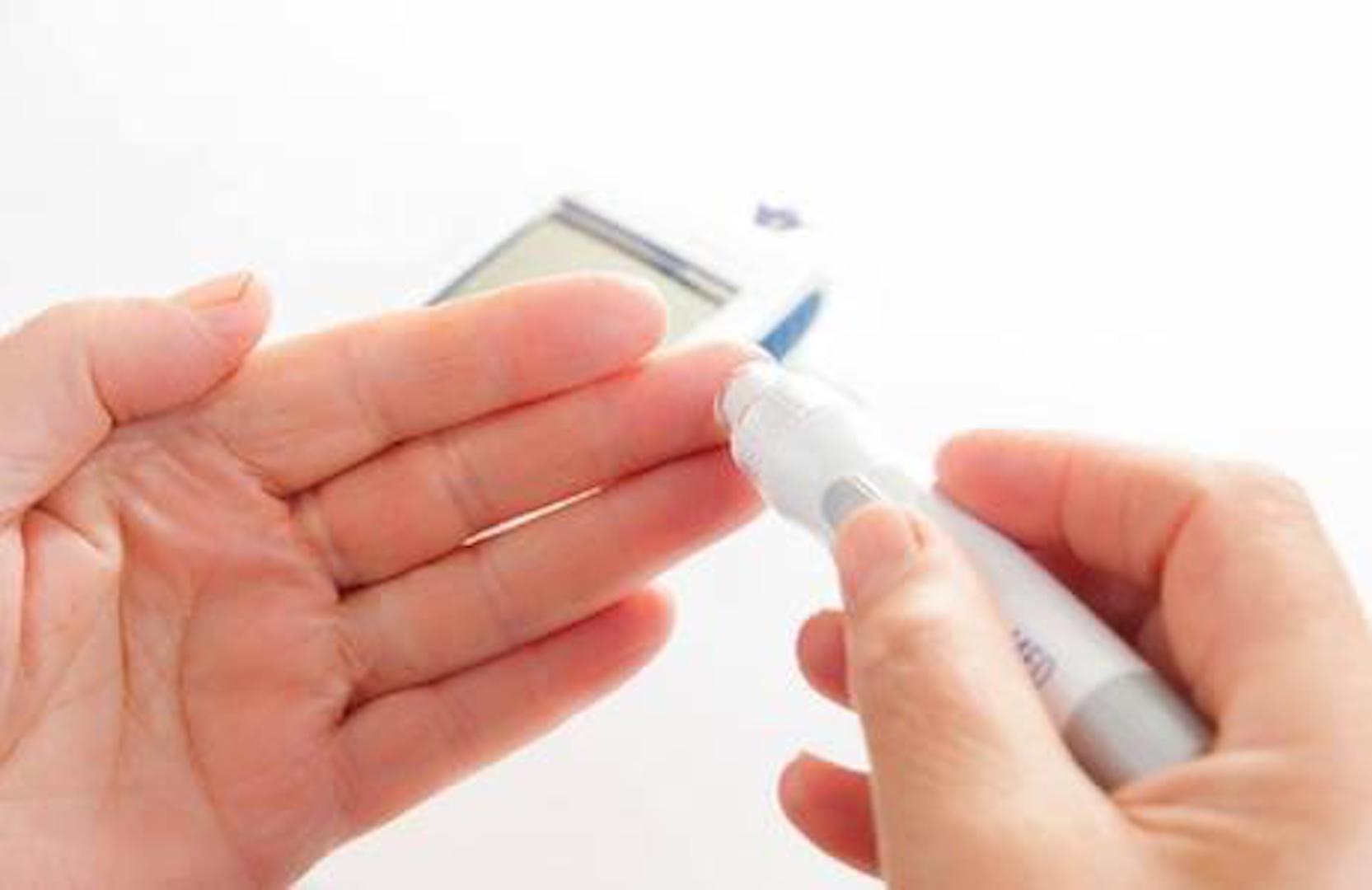 糖尿病人有一只脚面麻怎么回事,糖尿病小腿上有一块肉摸着很痛