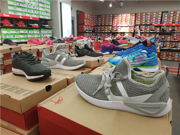 晋江鞋都安踏,福建晋江李宁安踏运动鞋