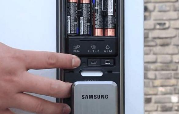 指纹锁灯不亮了没法感应指纹,指纹锁指纹感应处没有反应