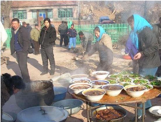 农村家庭办满月酒的“三大习俗”祭祖报喜是首要,必备红鸡蛋