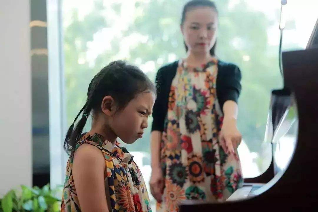 宝宝吃饭爱说话怎么办,宝宝吃饭哭闹怎么教育