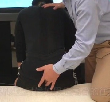 产后尾骨痛怎么办?这5个简单的动作,让疼痛消失、臀部上翘紧致