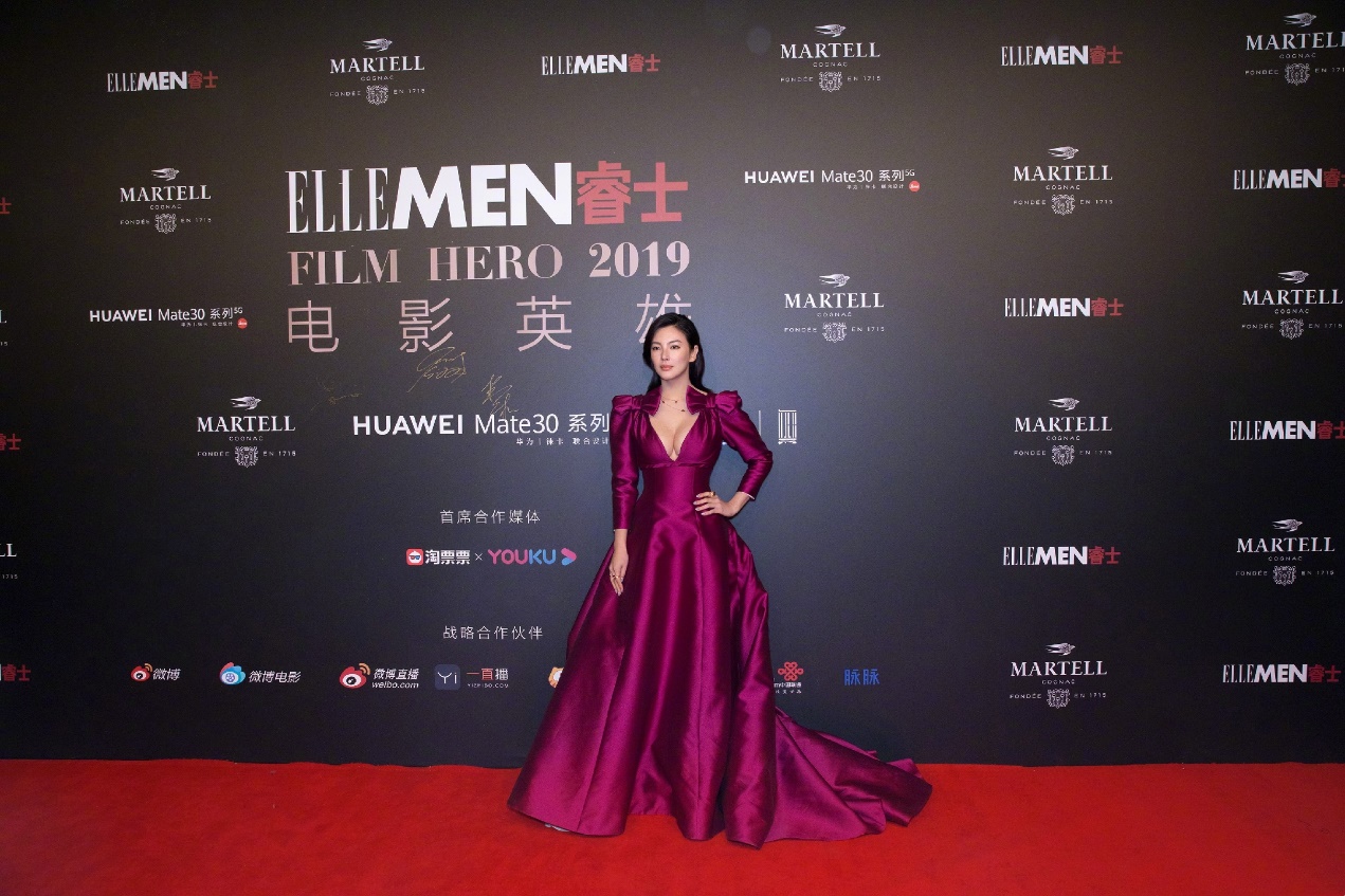 不同身材搭配蝴蝶结有不同的效果,辛芷蕾可爱,张雨绮性感十足