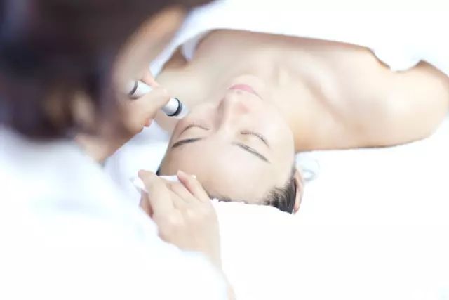 毛孔粗大皮肤暗黄该怎么改善肤质,毛孔粗大肤色暗沉应该怎么改善