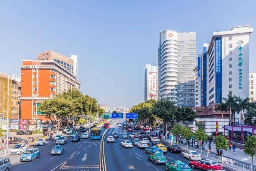 广州三条宽阔的城市大道，长度都超过十公里，能跟深圳道路媲美吗
