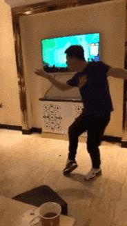 “兄弟睡觉压得胳膊都变色了，要不要叫醒他？”醒来一定很酸爽