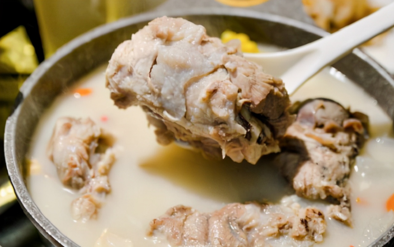 骨头汤怎么炖最好喝原汁原味,炖骨头汤记住二放二不放