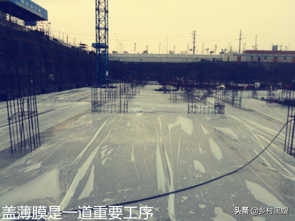 混凝土路面浇筑完成多久可以养护,浇筑混凝土后下雨了还需要养护吗