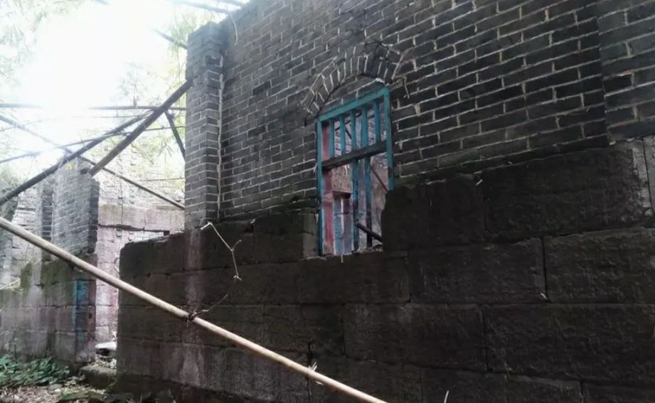 八九十年代的老瓦房，长年无人居住，确权登记时户主该写谁的名字