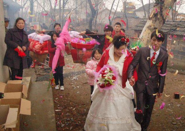 闹婚伴娘被新娘制止,新娘结婚当天晚上伴娘被闹