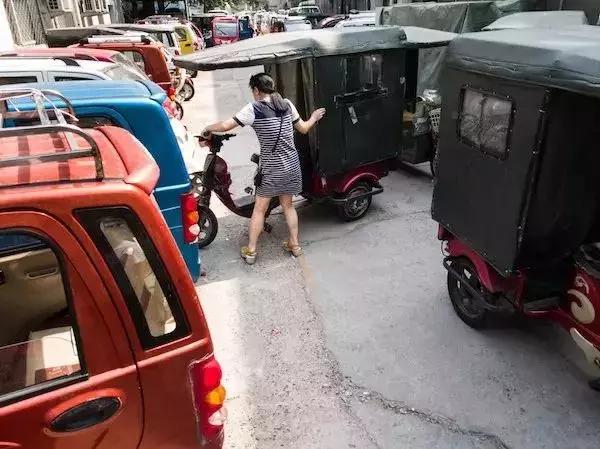 6岁女孩患白血病负债累累 (6岁女儿患白血病父亲放弃治疗)