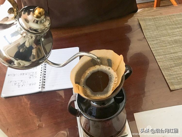 喜欢咖啡，因为那种独特的色香味。色泽凝重，透着忧郁和冷寂