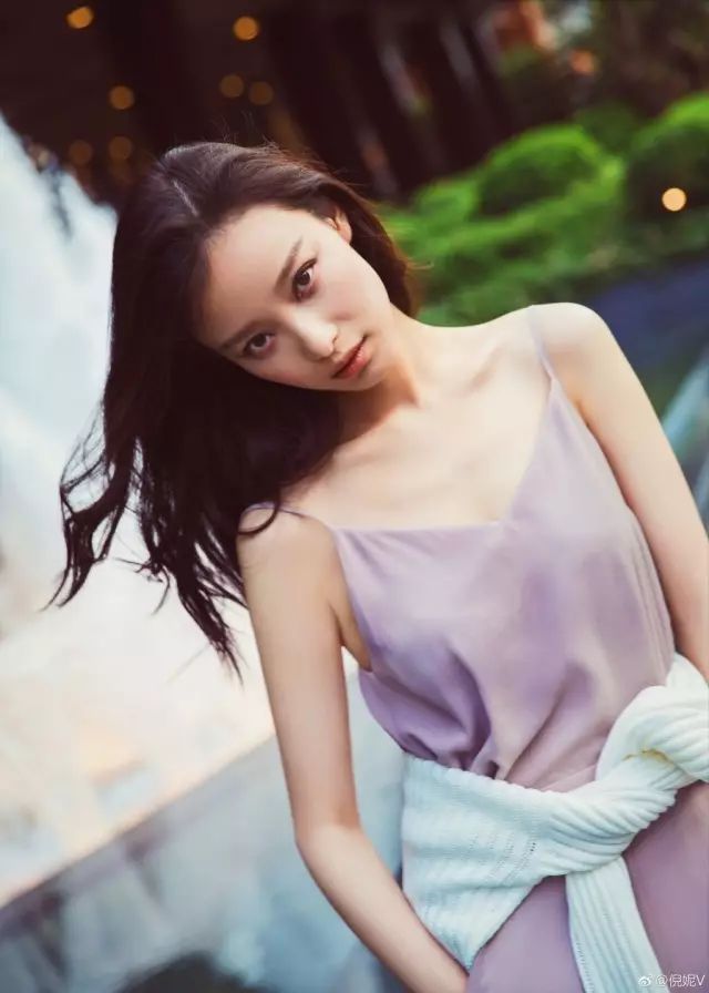 她们不是没穿内衣，而是会穿内衣