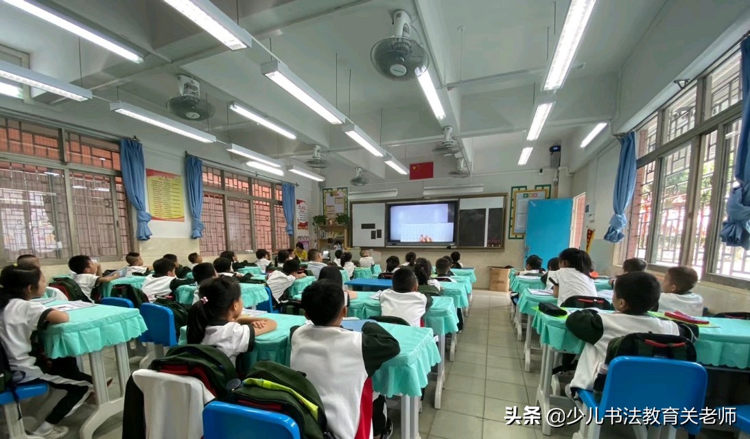 孩子写字姿势不正确导致脊椎变形,小孩写字太差怎么教