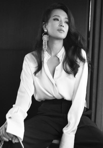 中年女性穿减龄时尚衬衫,中年女人穿这三件更优雅贵气