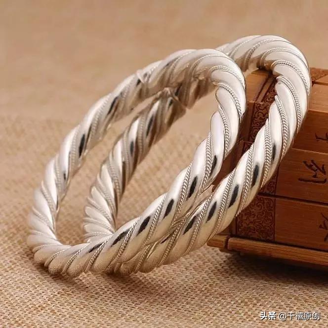 金镯银镯别贴肉戴？圆形变方形，是买到假货，还是戴的方法不对？