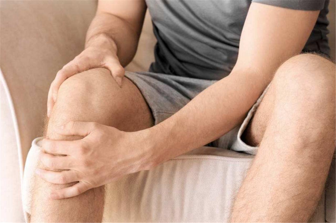 脚上痛风发作时应如何缓解疼痛,痛风脚上有轻微征兆怎么解决