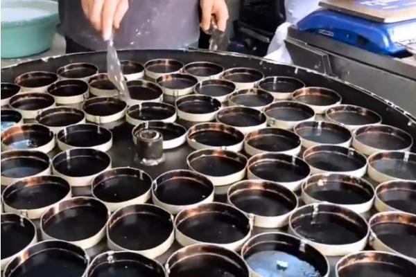 湖北荆州夫妻，在昆山做小本生意，米饼2元一对，生意火爆