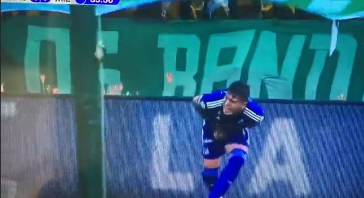 欧洲球员发角球球迷扔水瓶,极端球迷拿水瓶扔球员直接被砸回