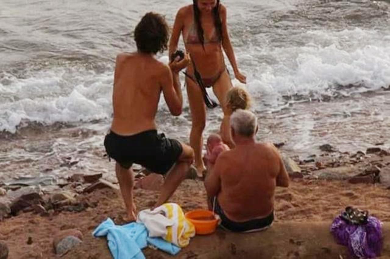 孕妇在海里分娩，老公帮忙接生，接下来的画面，跟玩过家家一样！