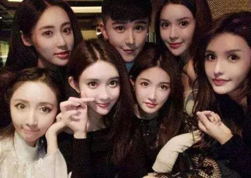 很悲哀的事，她那么美，却要被人骂