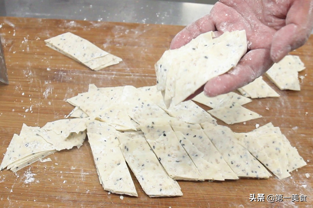 甜炸麻叶的正确和面方法,炸麻叶如何和面才能更酥脆