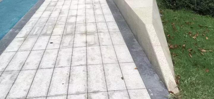 石材都需要做防泛碱处理,石材铺装泛碱如何处理