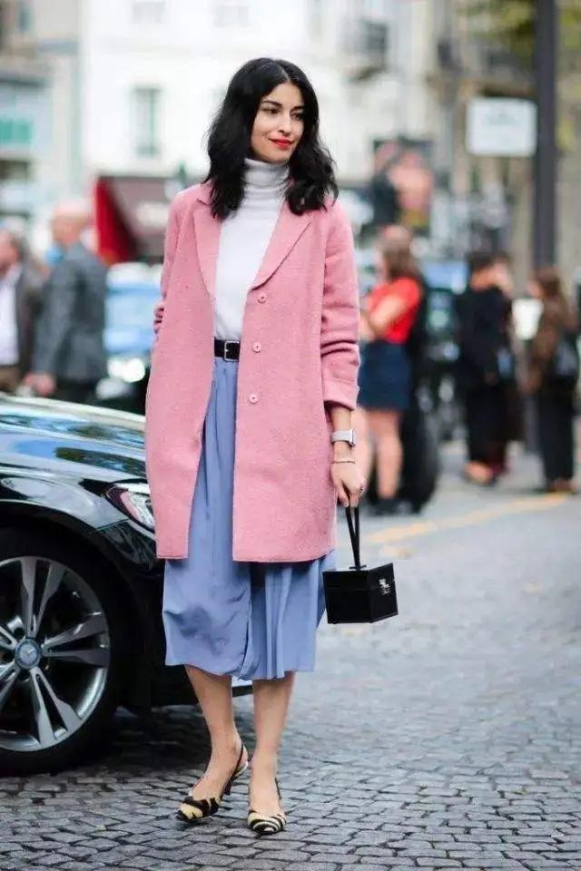 小个子粉色长款大衣搭什么宽头鞋,穿粉色大衣配什么颜色的包包好看