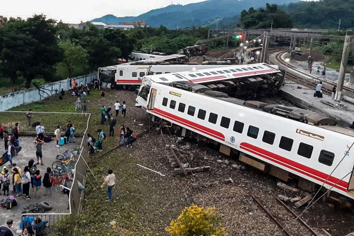台湾发生列车脱轨事故,台湾列车脱轨事故还原