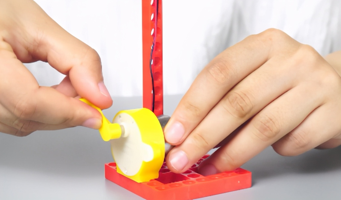 手摇发电机摇多久才产生一度电,手摇式自发发电机原理