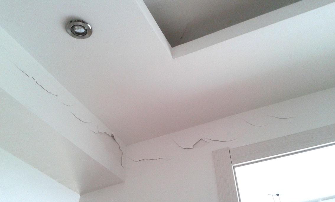 刷乳胶漆开裂找谁,刷乳胶漆开裂的地方怎么修补