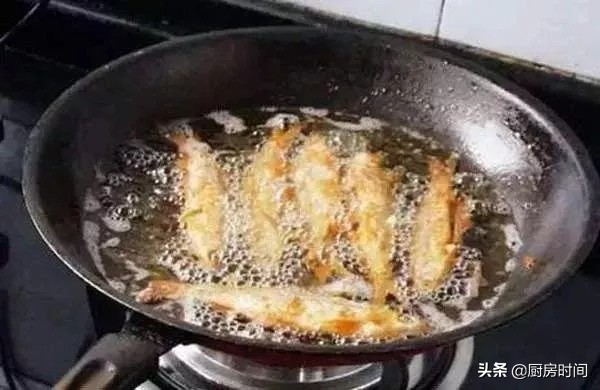 炸过鱼的油只要这样一处理，不仅炒菜不腥了，甚至比之前的还香