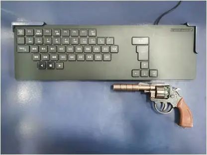 来就来呗,带什么刀和枪?