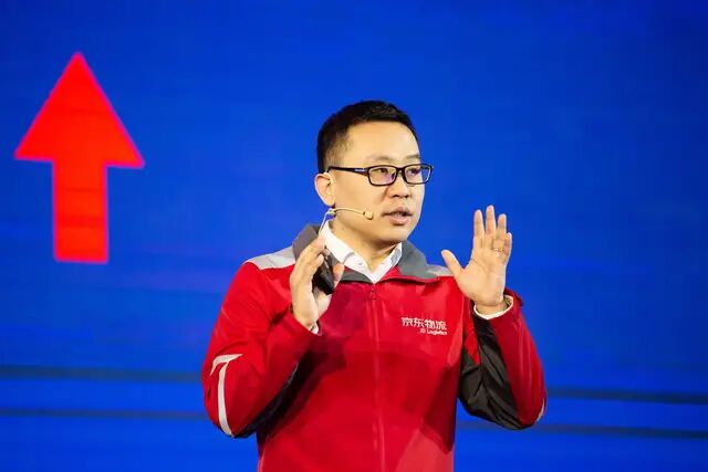 一线城市快递员月入2万,月薪三千的白领月薪一万的快递员