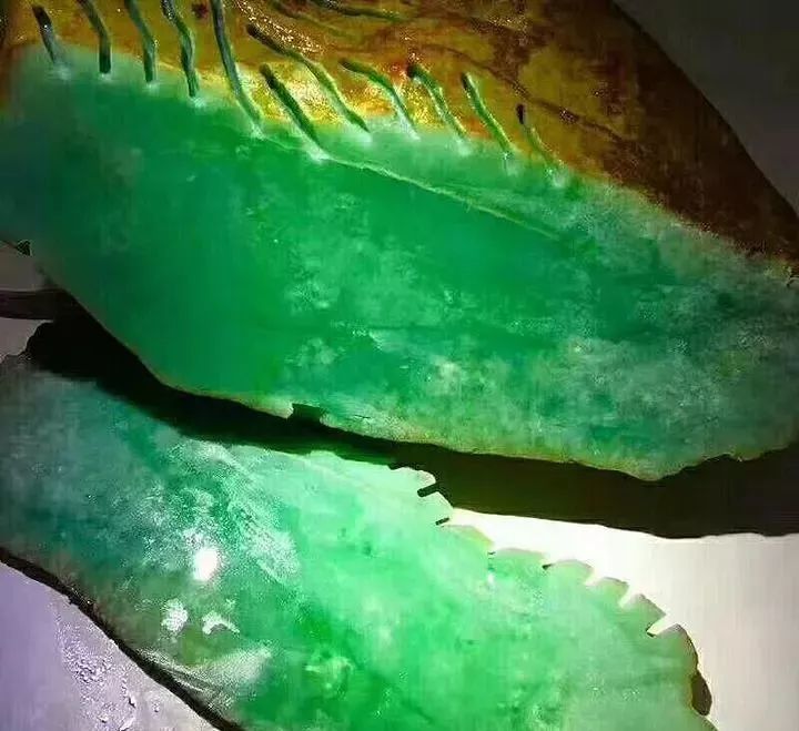 赌石为什么有十赌九输,花两万买的翡翠是不是真的