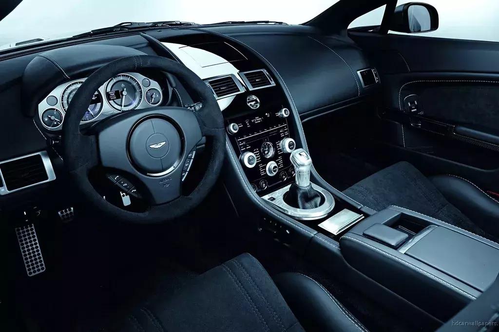 马丁新款v12,阿斯顿马丁v8和v12对比