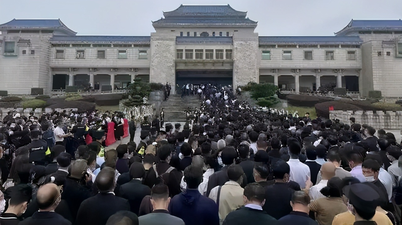 采访悼念袁隆平,长沙市民自发夹道送别袁隆平院士